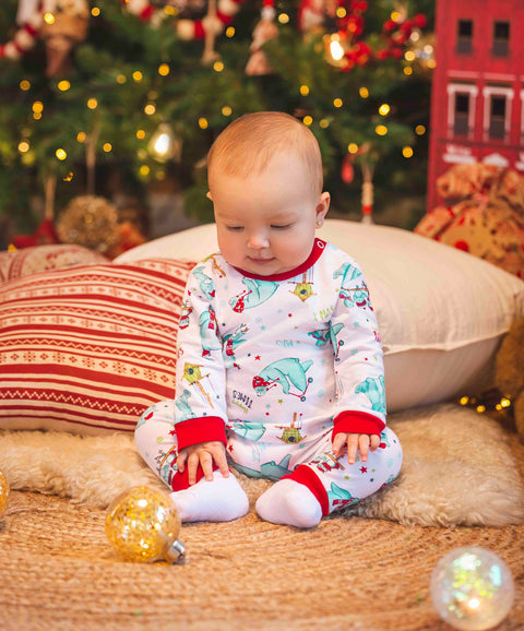 Pijama Navideña Unisex Para Bebés En Tela Suave Color Blanco Estampado