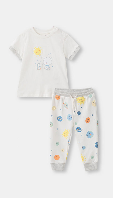 Conjunto de body y jogger para recién nacido en burda color marfil