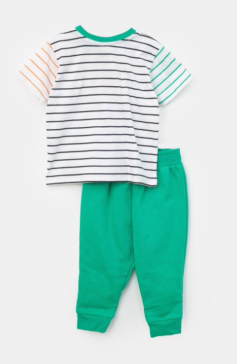 Conjunto de camiseta y jogger para recién nacido en Burda color verde con blanco
