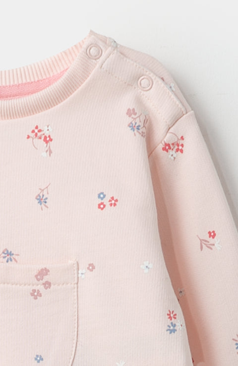 Conjunto de buzo y jogger para recién nacida en burda color rosado claro con estampado de flores