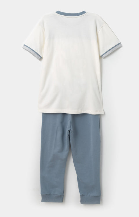 Conjunto de camiseta y pantalón para bebé niño en tela suave color marfil y azul medio