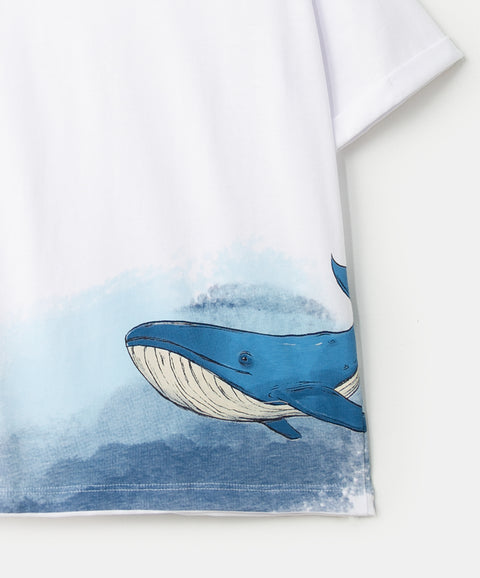 Camiseta para bebé niño en tela suave color blanco con estampado de ballena