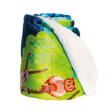 Cobija para niño en tela suave color verde con estampado de animales del bosque