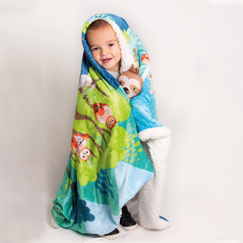 Cobija para niño en tela suave color verde con estampado de animales del bosque