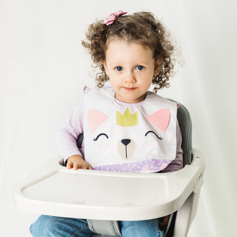 Babero para bebé niña color rosado claro con estampado de gata hada