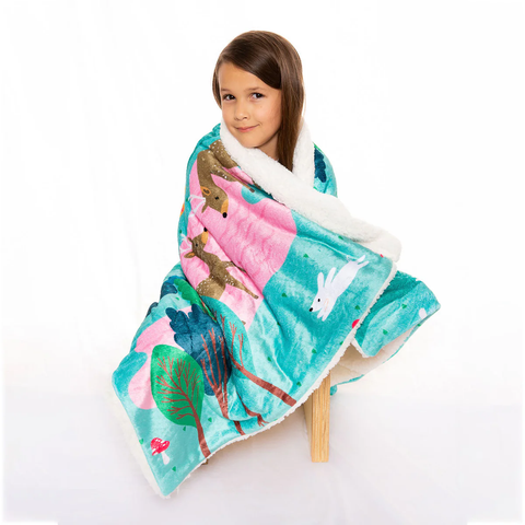 Cobija para niña en tela suave color verde con estampado de animales