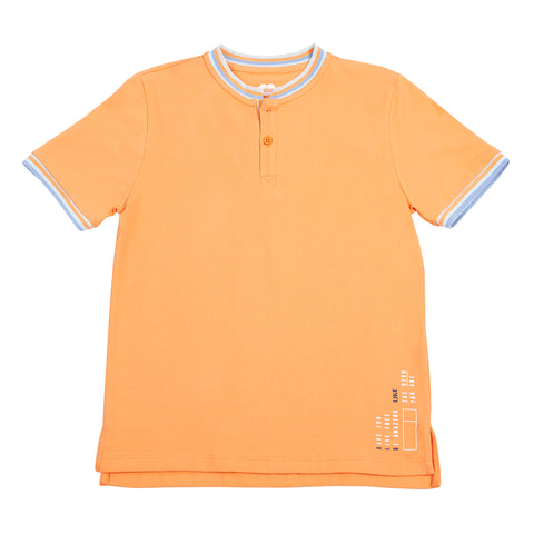 Camiseta tipo henley en tela suave color amarillo