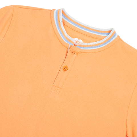 Camiseta tipo henley en tela suave color amarillo