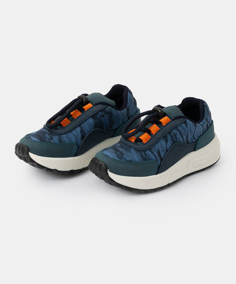 Tenis para bebé niño color azul con estilo camuflado