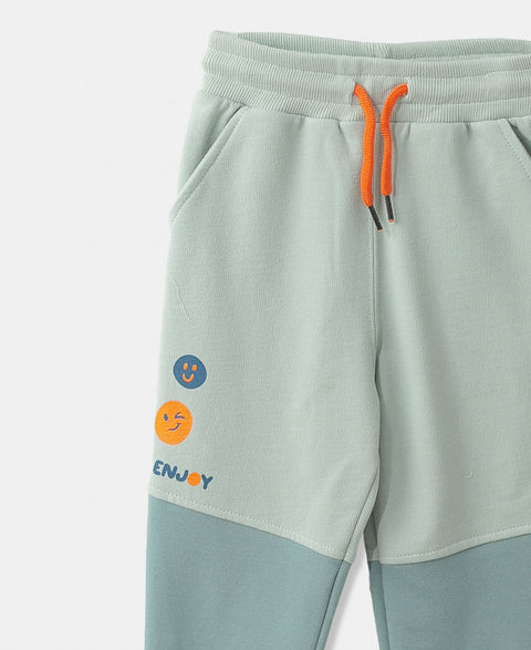 Jogger para bebé niño en burda color verde