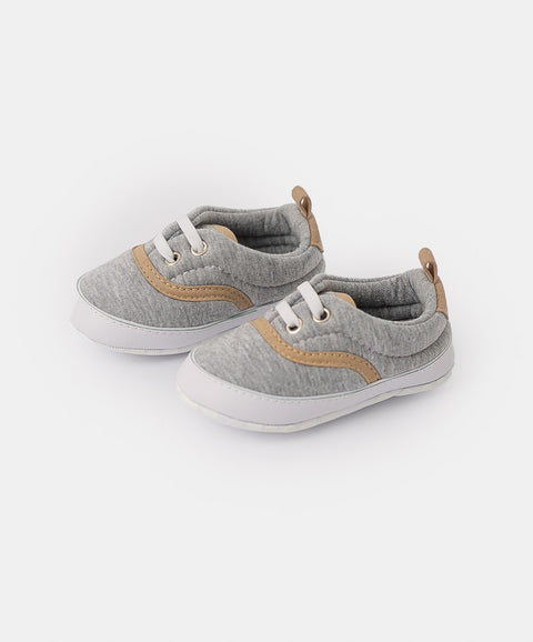 Tenis para recién nacido color gris