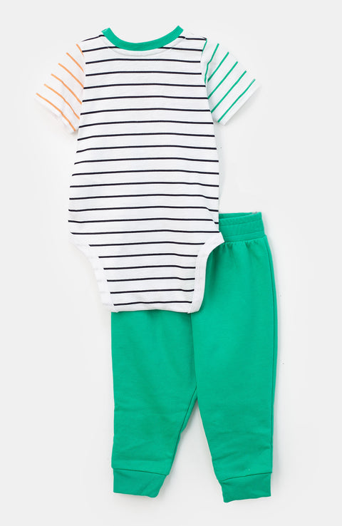 Conjunto para recién nacido en burda color verde con blanco