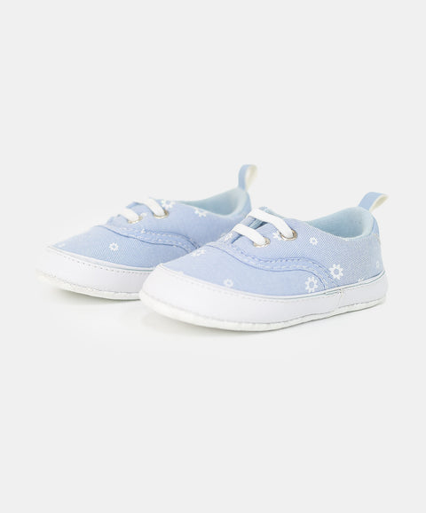 Tenis para recién nacida con estampado de flores color blanco
