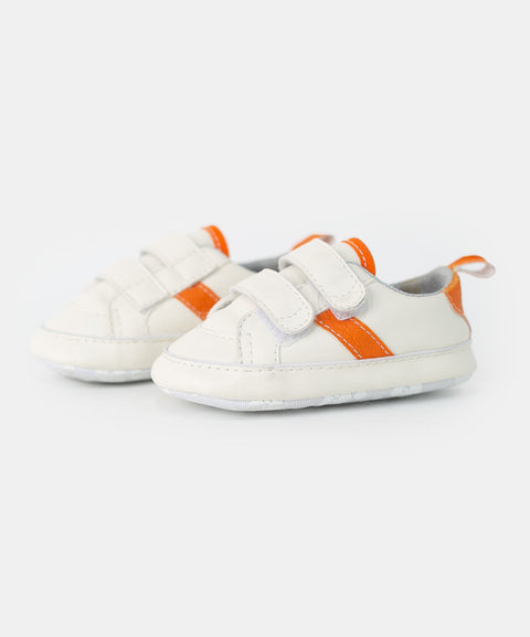 Tenis para recién nacido en material sintético color blanco