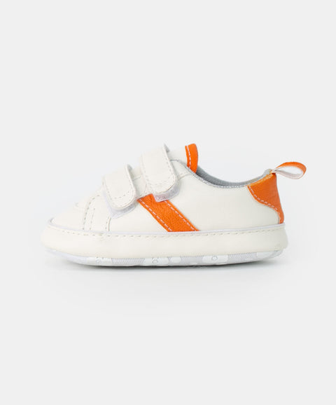 Tenis para recién nacido en material sintético color blanco