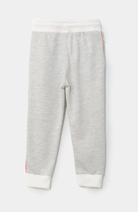 Jogger para bebé niño en burda color beige jasped