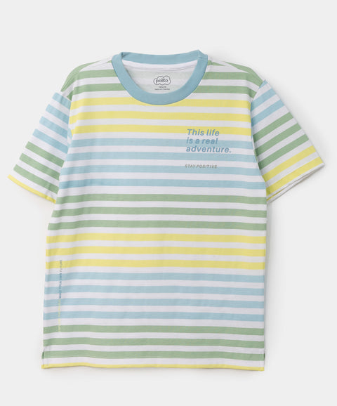 Camiseta para niño en tela suave color blanco con estampado de rayas de colores