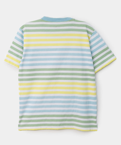 Camiseta para niño en tela suave color blanco con estampado de rayas de colores