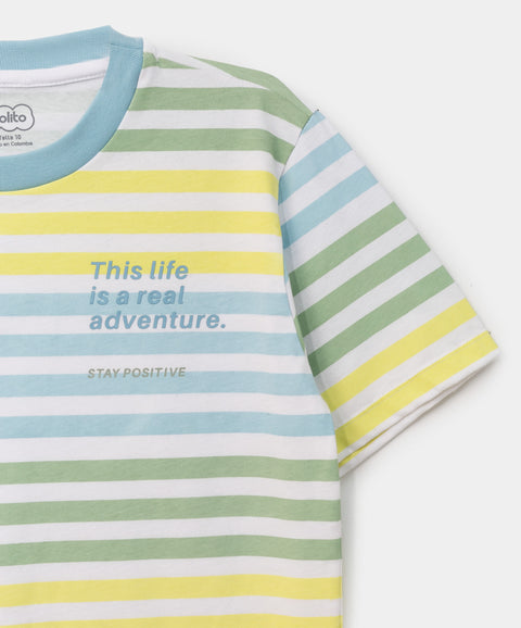 Camiseta para niño en tela suave color blanco con estampado de rayas de colores