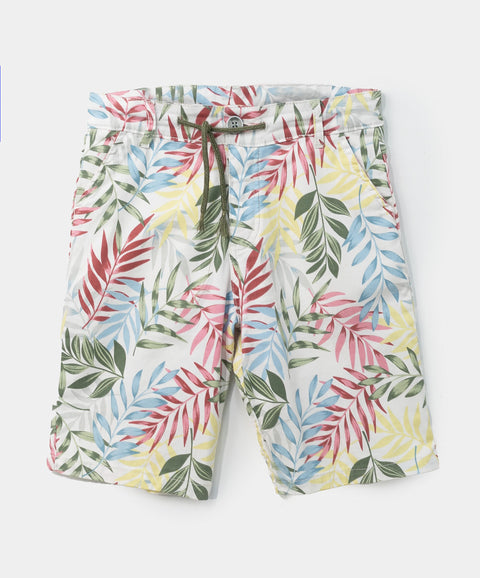 Bermuda para niño en twill color marfil con estampado de hojas