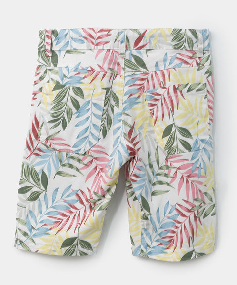 Bermuda para niño en twill color marfil con estampado de hojas