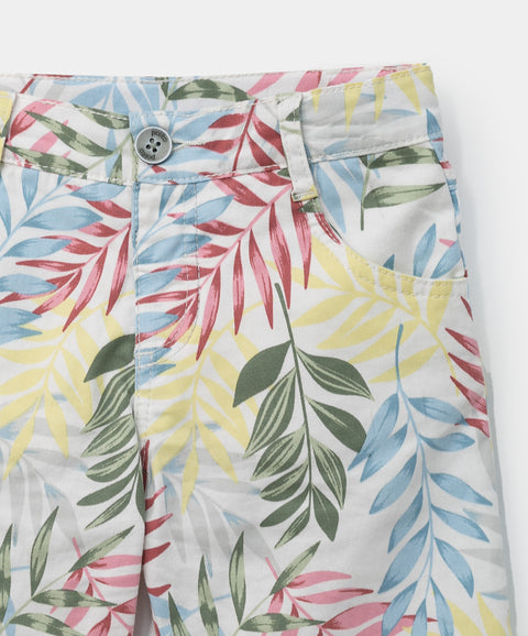 Bermuda para bebé niño en twill color marfil con estampado de hojas