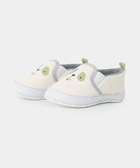 Tenis para recién nacido color marfil con estampado de oso