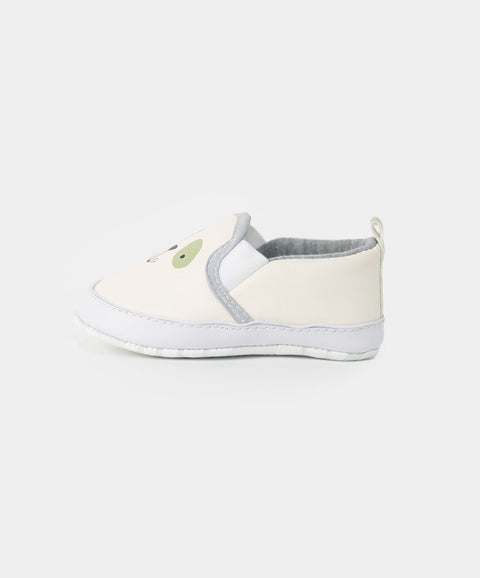 Tenis para recién nacido color marfil con estampado de oso