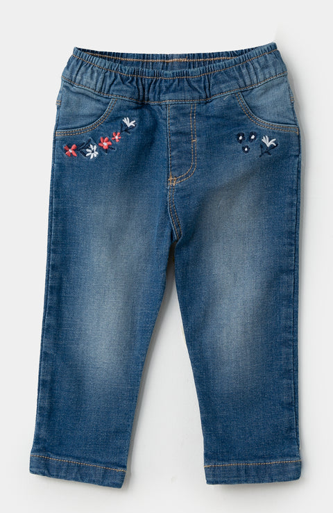 Jean Para Recién Nacida En Burda Color Índigo Con Bordados De Flores