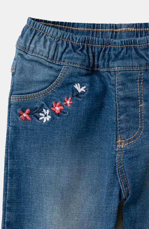 Jean Para Recién Nacida En Burda Color Índigo Con Bordados De Flores