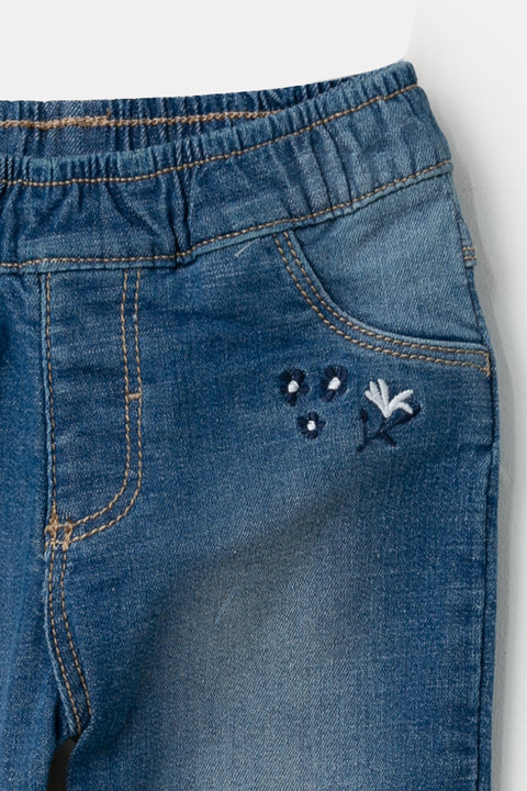 Jean Para Recién Nacida En Burda Color Índigo Con Bordados De Flores