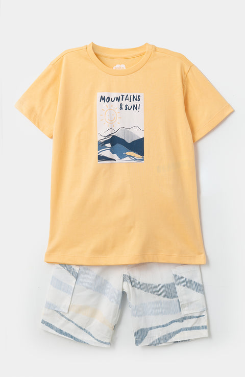 Conjunto de bermuda y camiseta para bebé niño en tela suave color marfil y amarillo