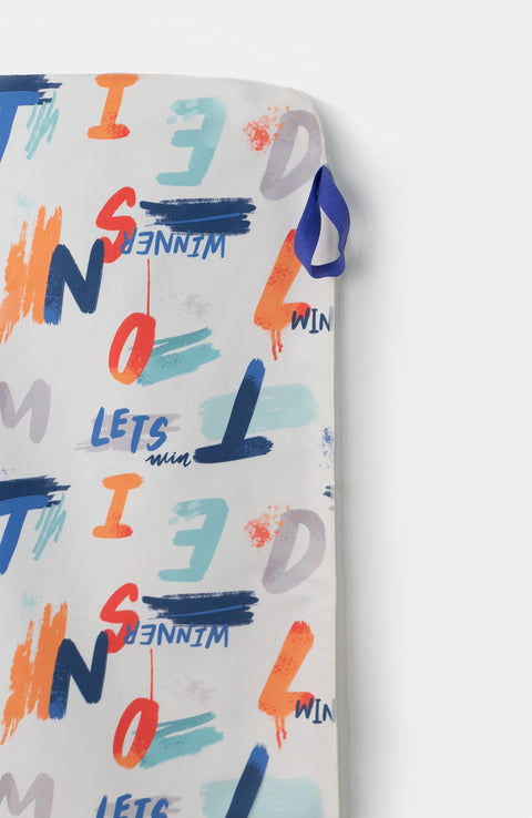 Toalla para niño color marfil con estampado de letras de colores