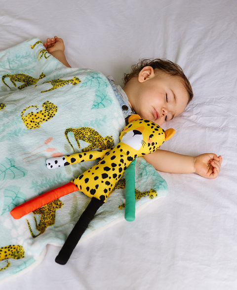 Cobija para recién nacido con estampado de leopardos