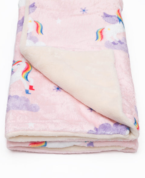 Cobija para recién nacida con estampado de unicornios