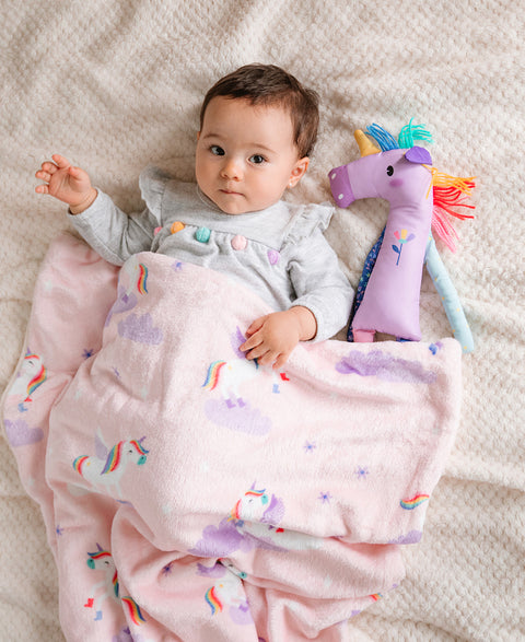 Cobija para recién nacida con estampado de unicornios